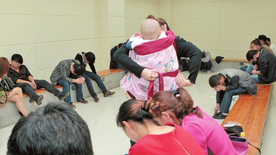 10月21日，曲靖市罗平县公安局罗雄派出所端掉一个100余人的流动赌博窝点，抓获涉赌人员28名，其中还有一名女子背着婴儿参与赌博。