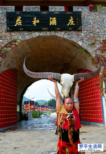 著名佤族舞蹈家岩坤表演牛头舞