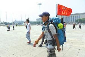 男子为给云南山区学生募捐 从昆明徒步3000公里到北京