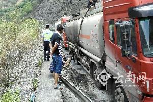 云南大保高速柴油罐车起火 救援及时未发生爆炸