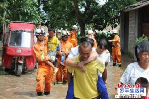 云南盈江大雨致50余人被困 消防官兵紧急救援疏散 
