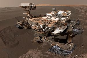 “好奇号”火星车玩自拍 沙丘为伴略显孤单