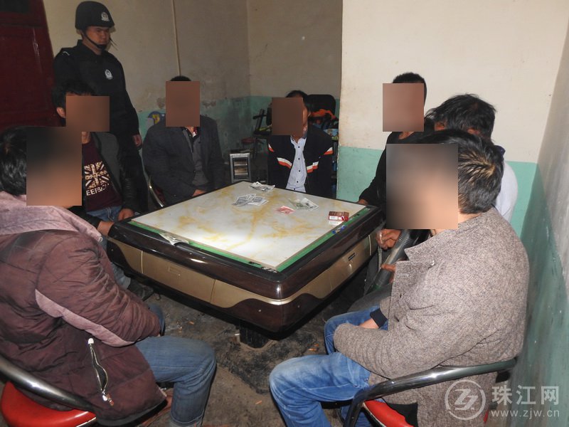 3月11日23时许，罗平县公安局马街派出所查获6人用扑克牌以“叼三匹”的方式进行赌博。.JPG