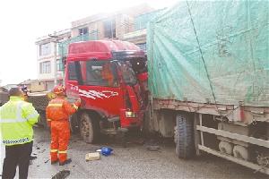 马龙县两货车相撞驾驶员卡车内无法动弹