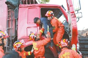两车相撞驾驶员被困富源县消防成功营救