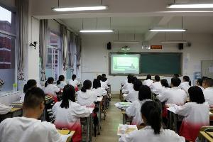 罗平县各学校组织观看防疫教育片，切实上好开学第一课